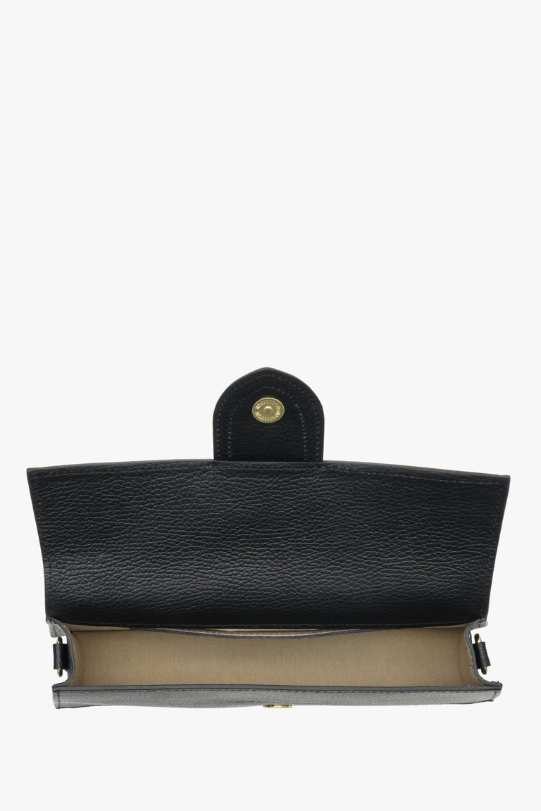 Women's black leather handbag - presentation of the interior of the model.