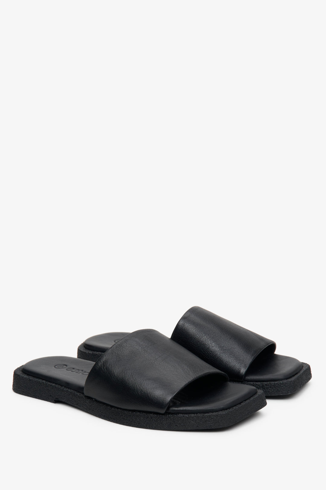 Women's black slides made of Italian leather - presentation of the top and side seam of the shoes.