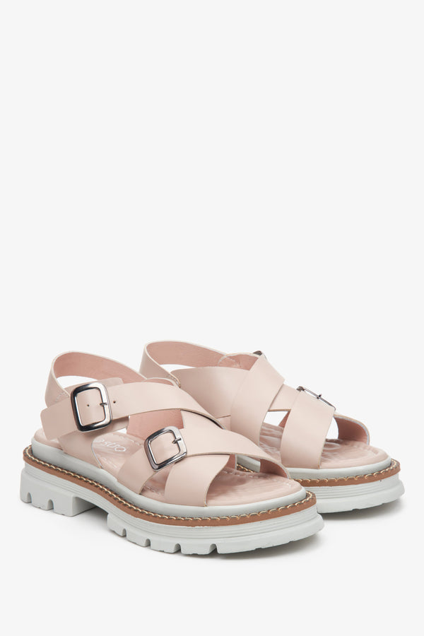 Women's Estro pastel pink leather sandals with crossed straps.