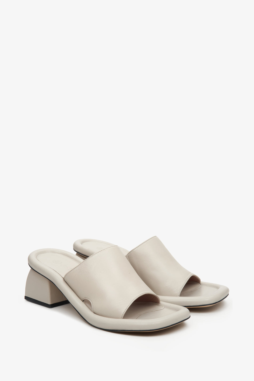 Estro beige women's mules made of Italian natural leather.