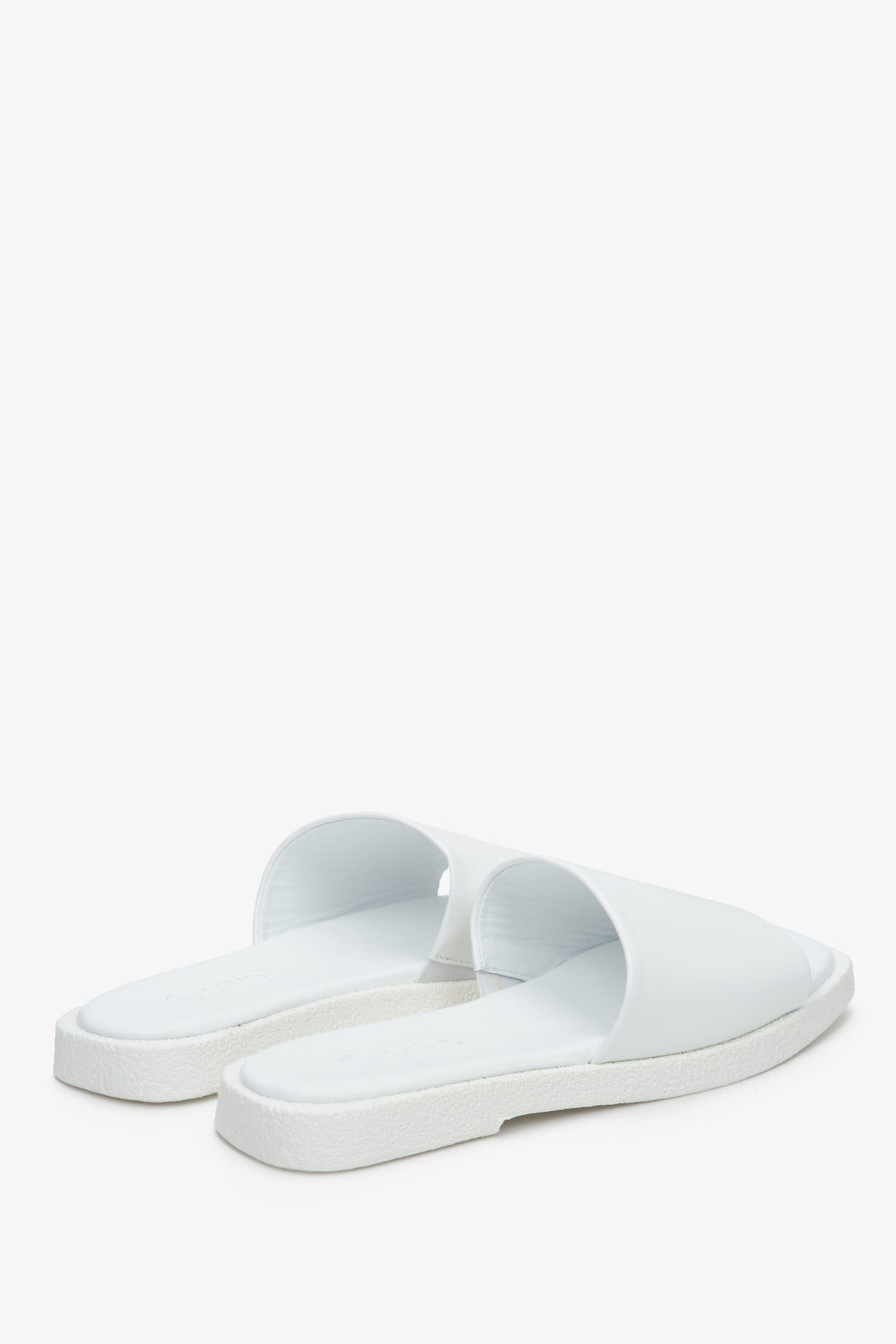 Women's white Estro flat slides made of natural leather.