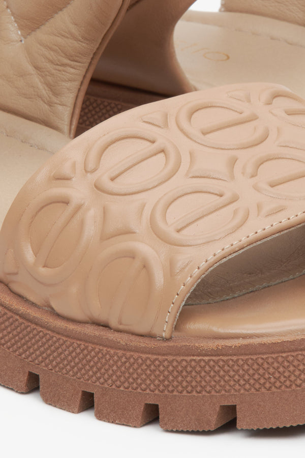 Estro light brown leather women's sandals on a platform - close-up of the details.