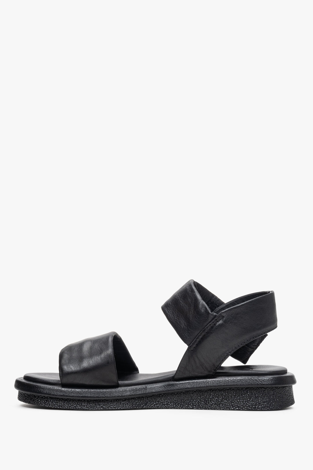 Estro black leather women's sandals with a low heel.