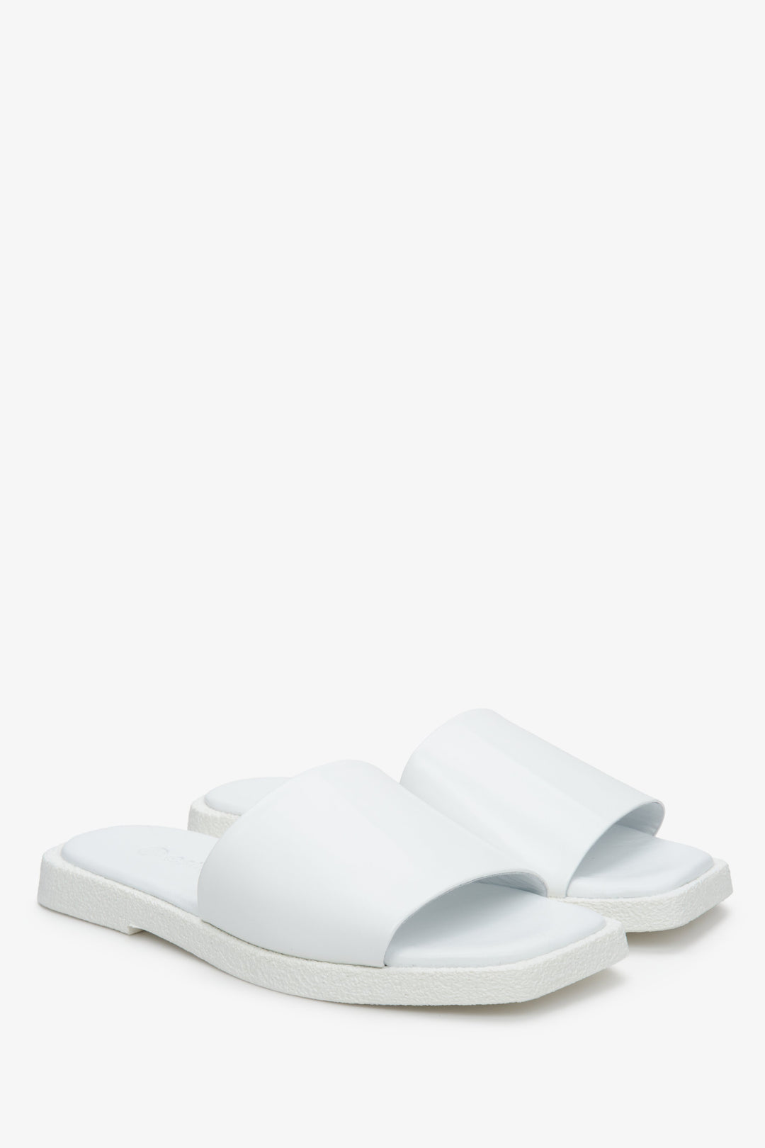 Women's white slides made of Italian leather - presentation of the top and side seam of the shoes.