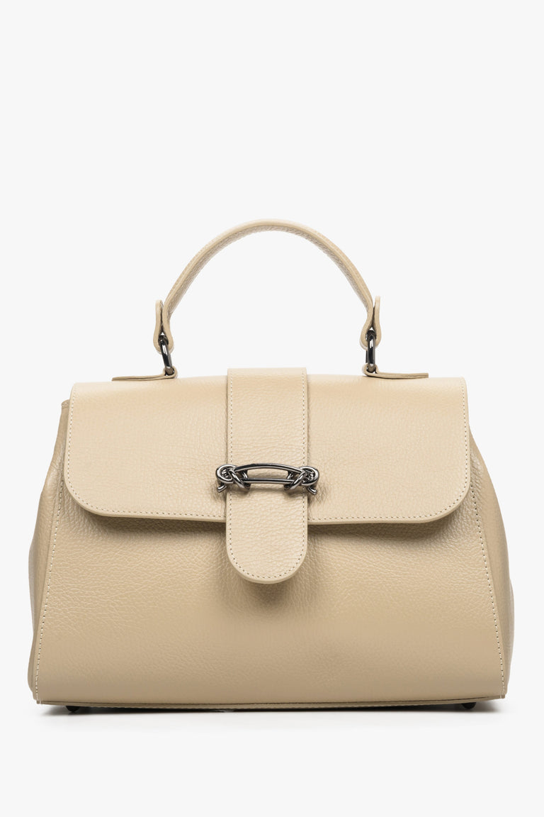 Estro sand beige women's handbag with a buckle made of Italian natural leather.