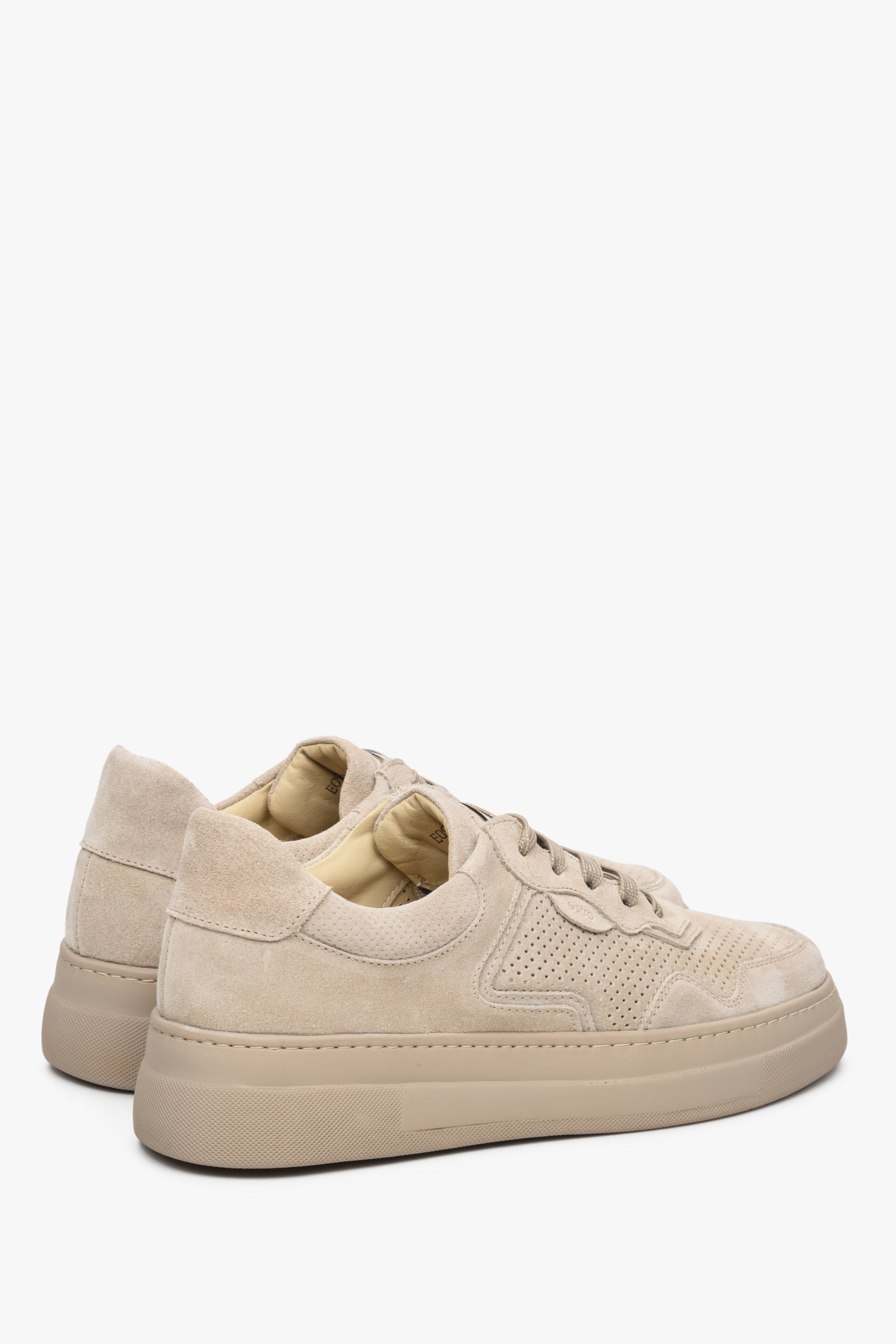 Women's suede sneakers in beige Estro - close-up of the counter heel and side seam.