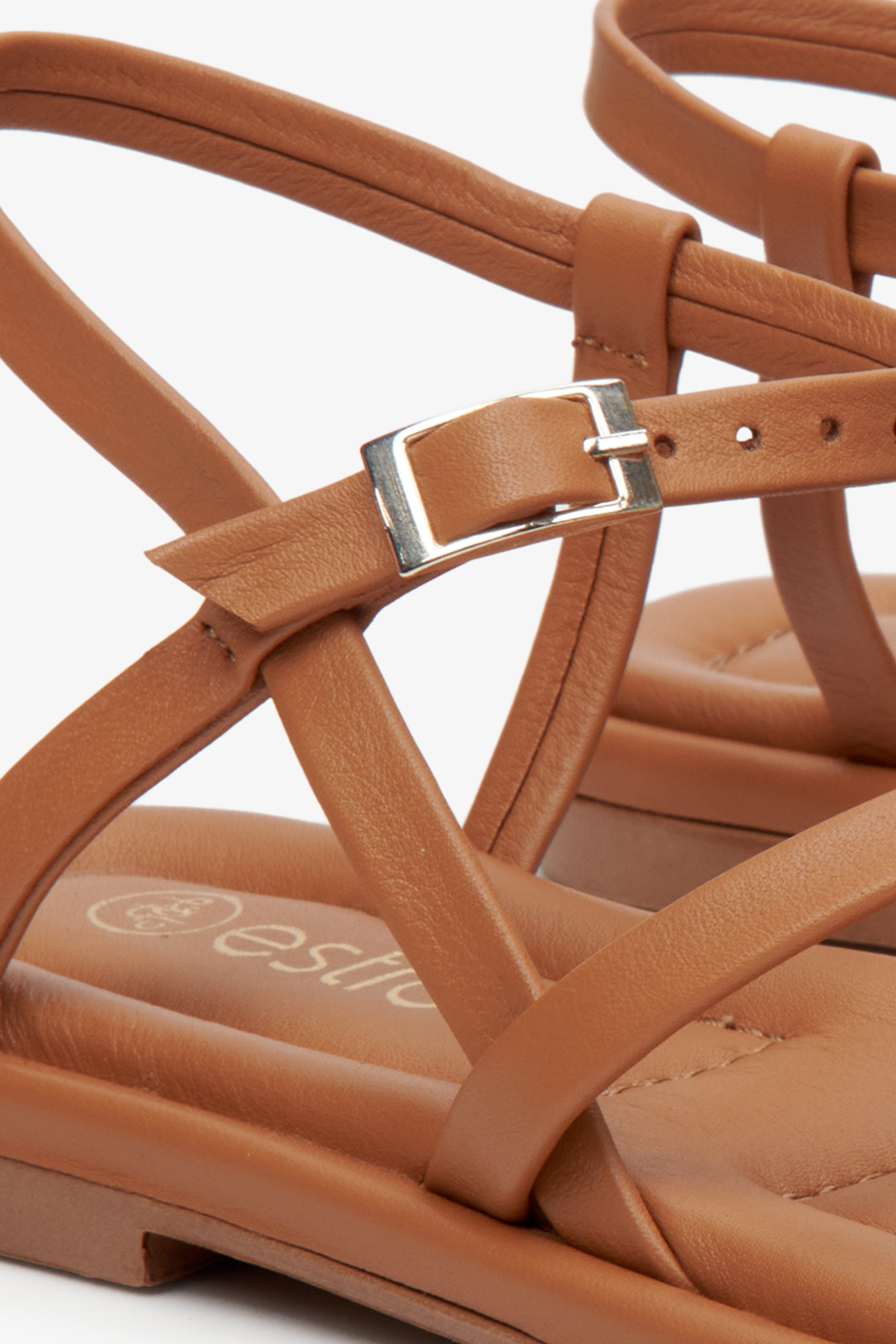 Women's brown leather sandals with thin crossed straps Estro - close-up detail.