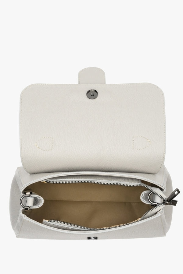 Women's Estro leather handbag in grey  - presentation of lining.