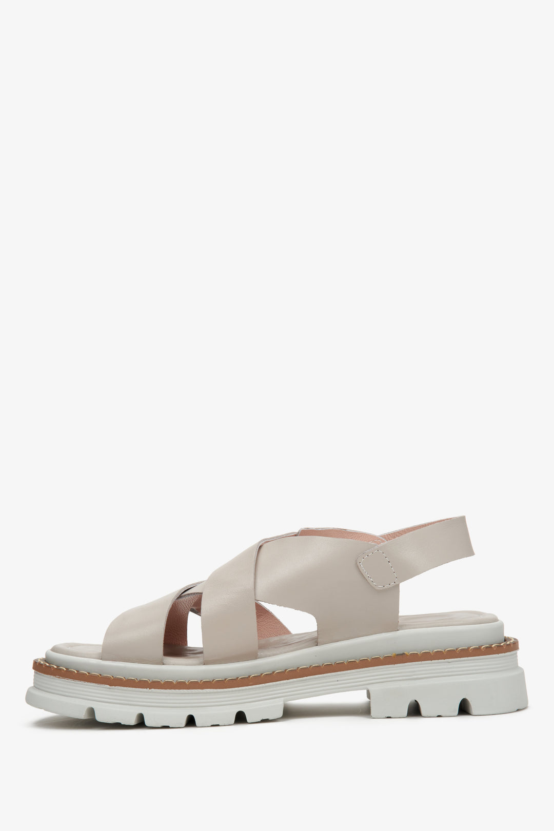 Grey women's sandals on chunky platform with crossed straps by Estro.