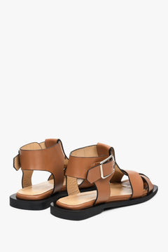 Women's natural leather sandals in brown color by Estro - presentation of the heel and side seam.
