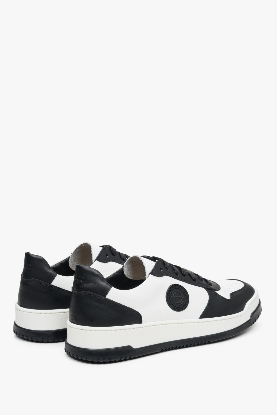 Men's sneakers for spring made of 100% Italian leather in black and white.