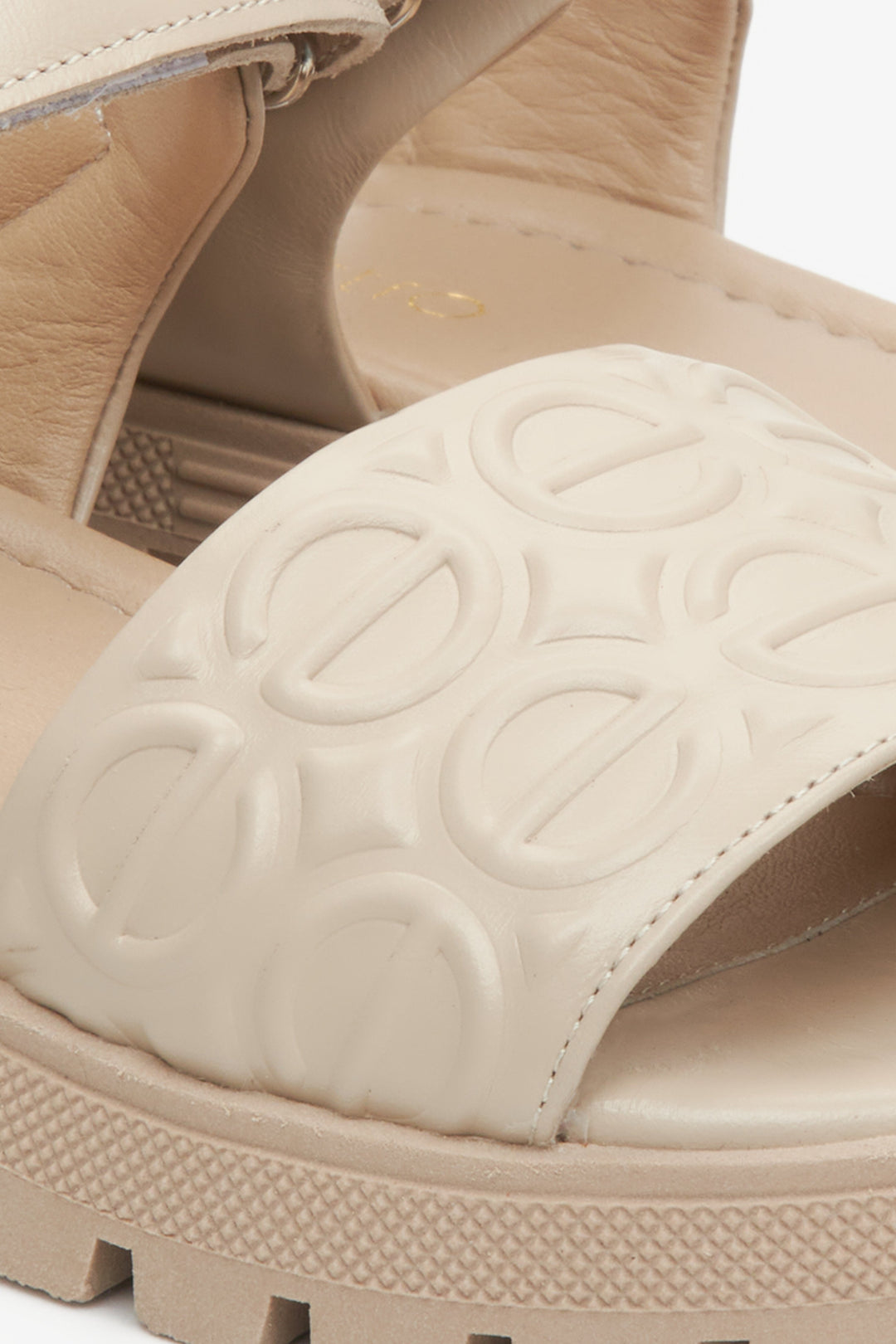 Estro beige leather women's sandals on a platform - close-up of the details.