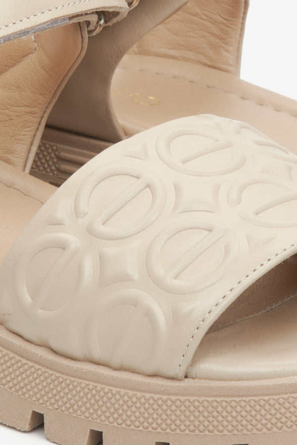 Estro beige leather women's sandals on a platform - close-up of the details.