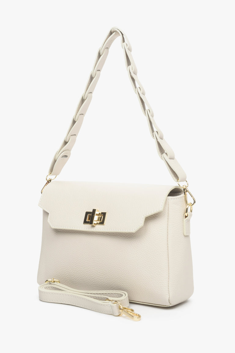 Women's light beige shoulder bag by Estro - presentation of a model with two straps.