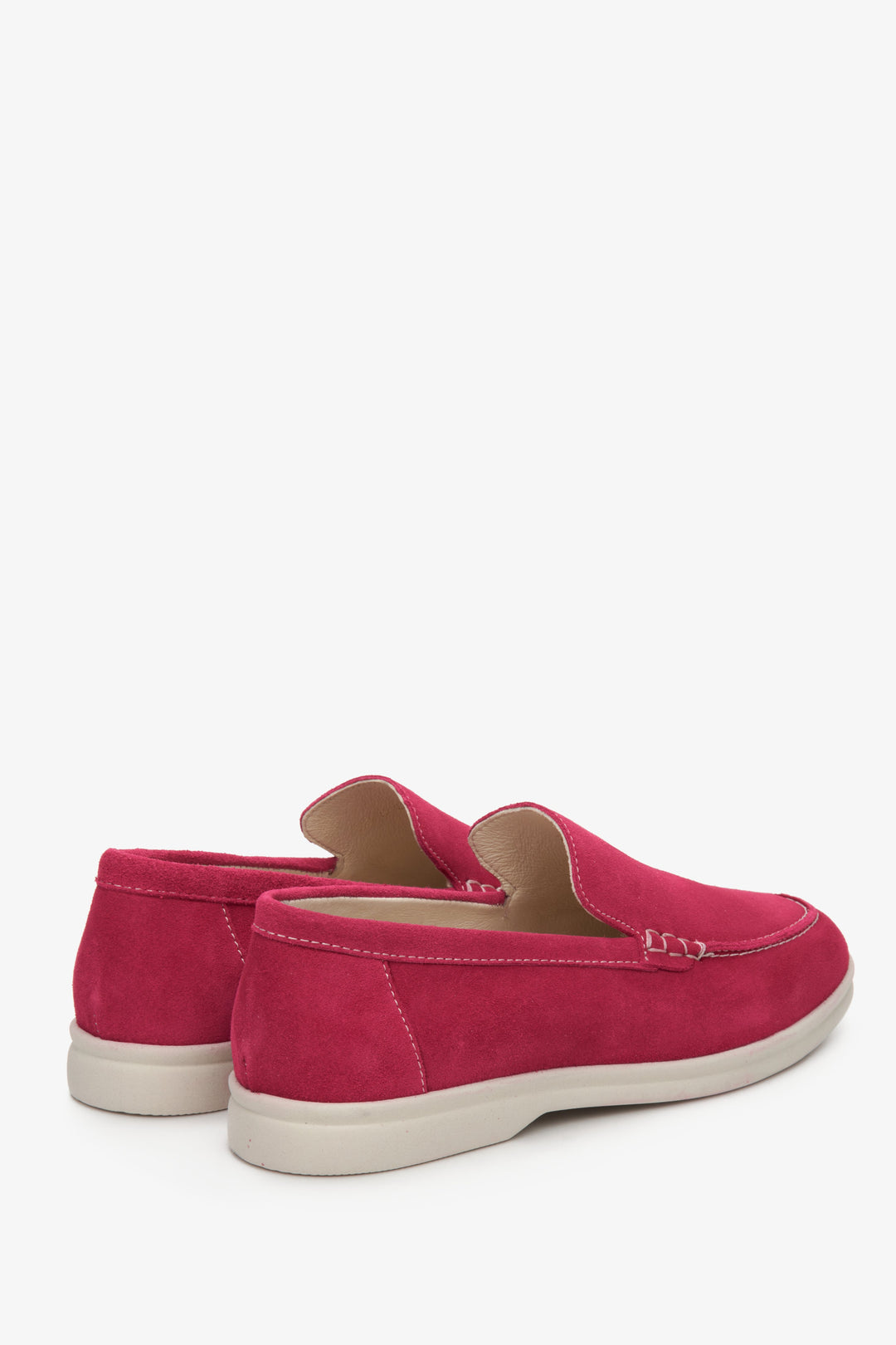 Women's suede moccasins in pink Estro - close-up of the heel and side seam of the shoes.