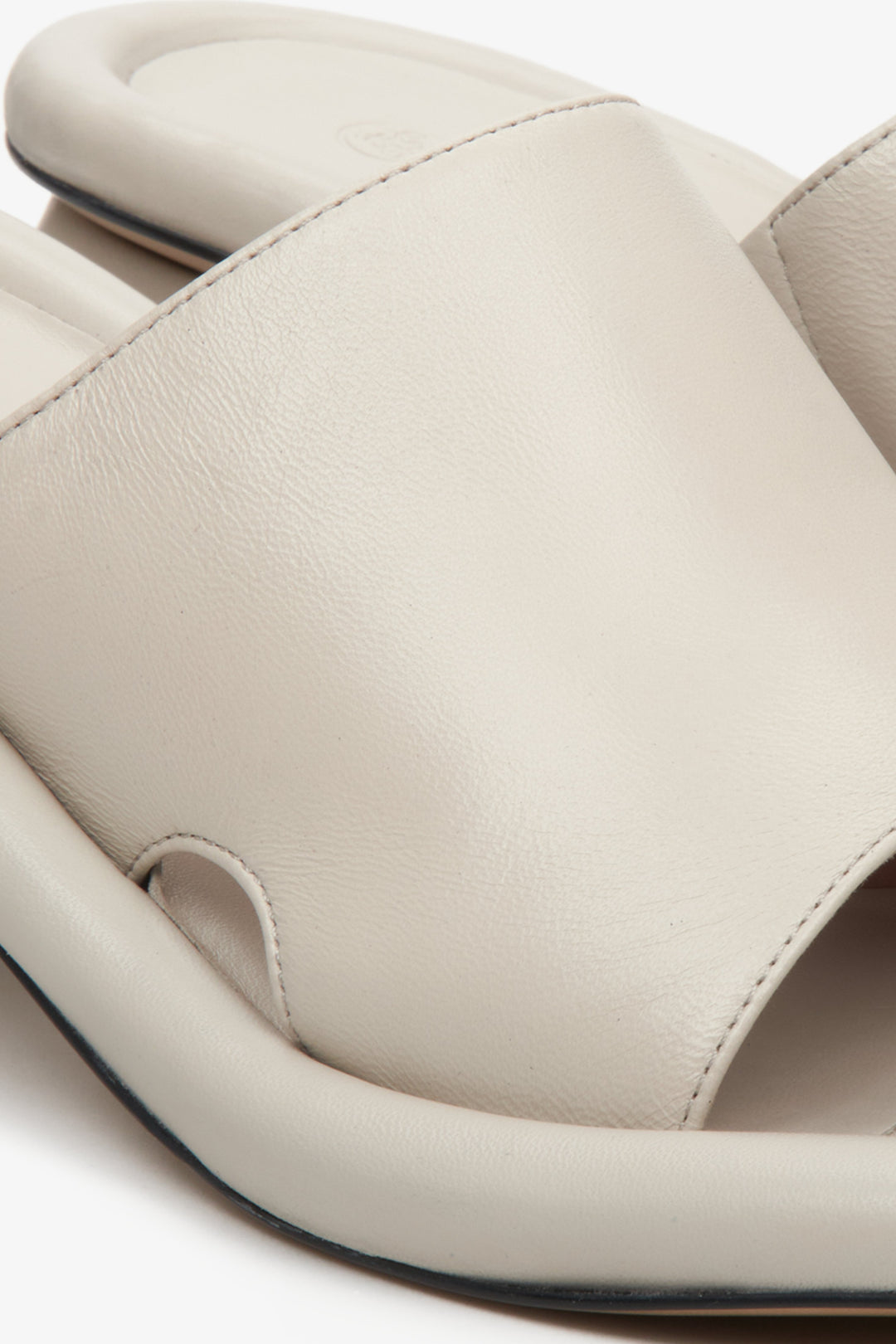 Beige leather mules for women on a block heel Estro - close-up of the sewing system.