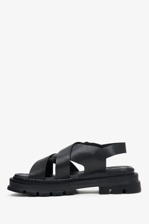 Black women's sandals on chunky platform with crossed straps by Estro.