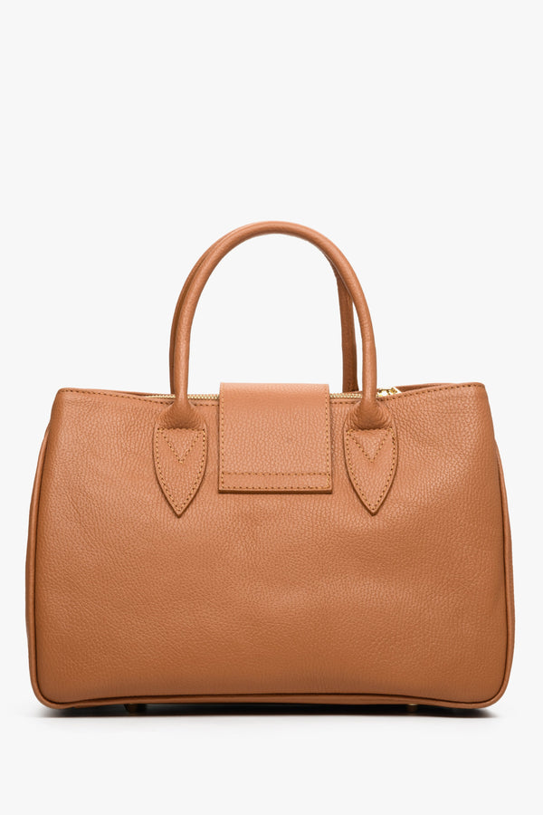 Handbag for women in brown natural leather Estro - presentation of the back of the model.