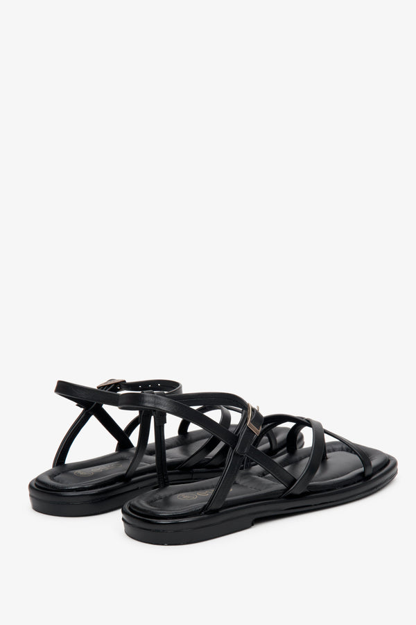 Women's black Estro sandals made of thin crossed straps.