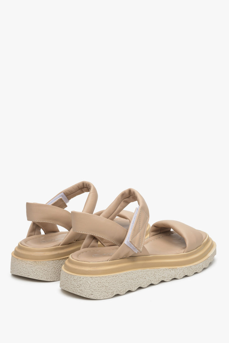 Women's sand beige leather sandals with hook-and-loop fastening on an elastic platform - presentation of the model at the back.