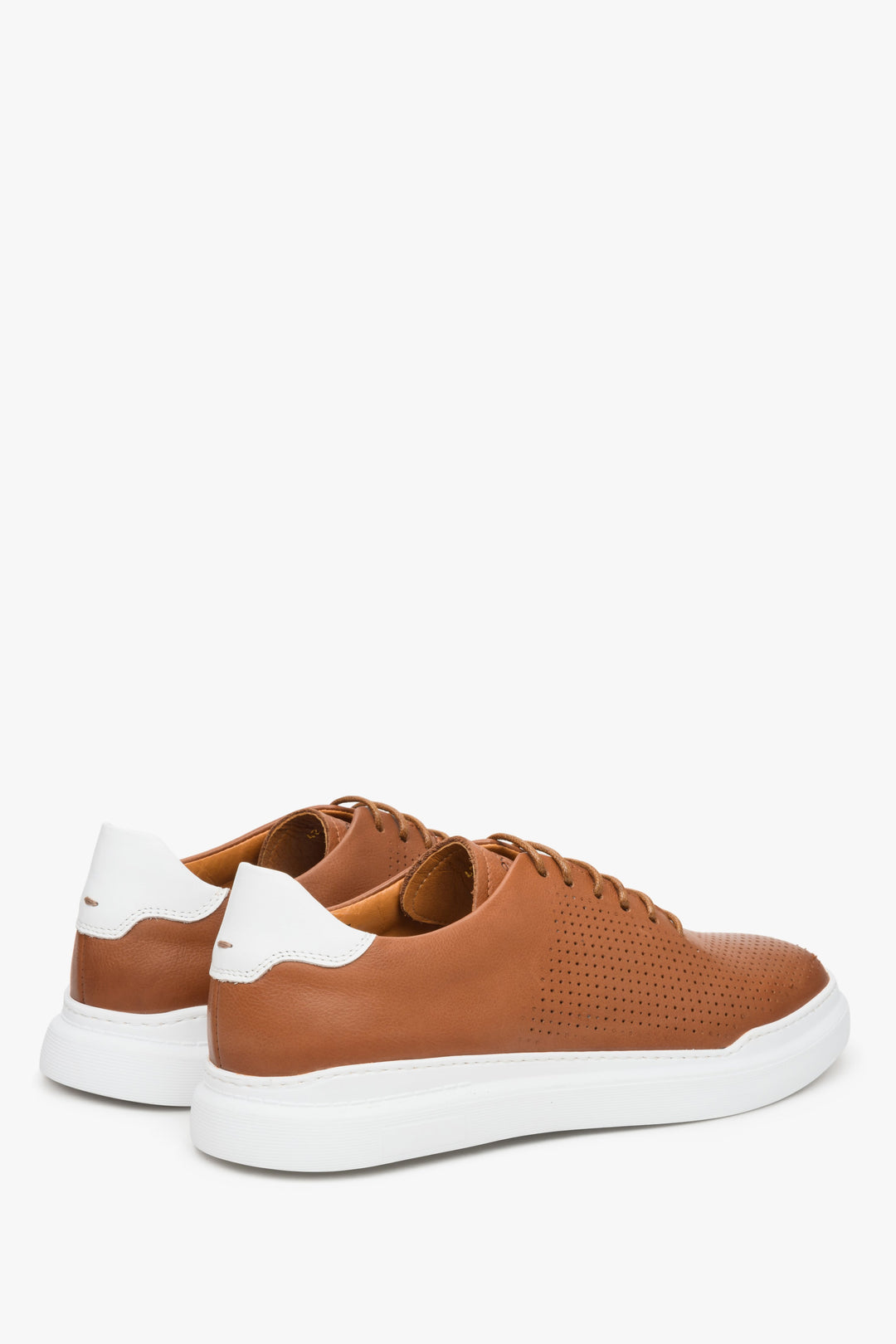 Brown leather Estro men's sneakers for summer - close-up of the side seam and heel counter.