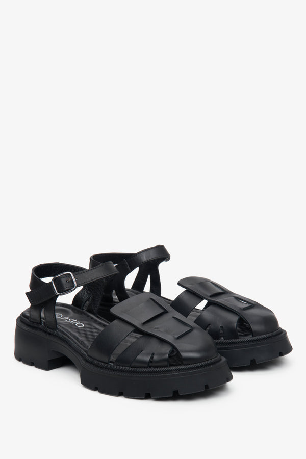 Women's black leather sandals on a chunky platform Estro.