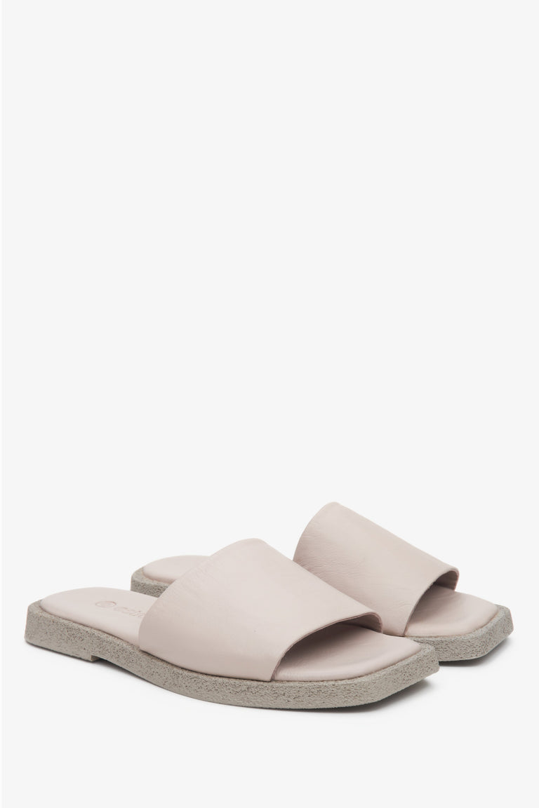 Women's beige slides made of Italian leather - presentation of the top and side seam of the shoes.