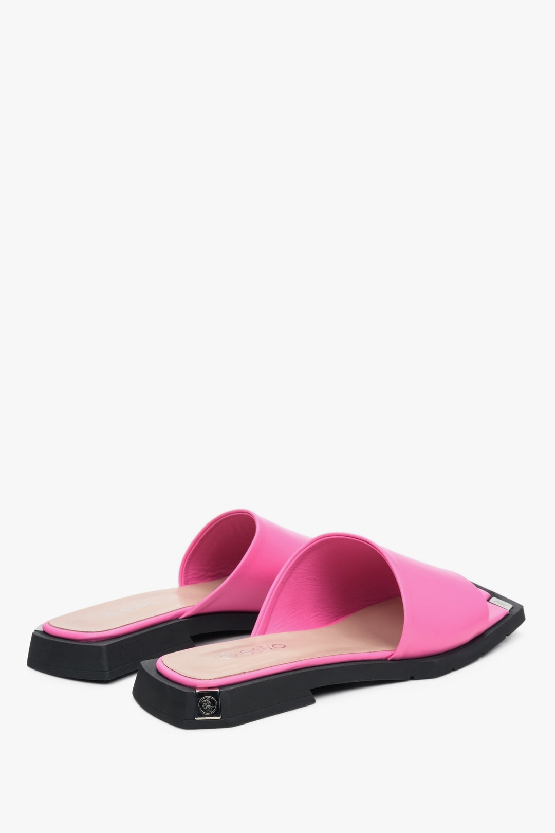 Women's leather mules for summer in pink - presentation of the back of the model.