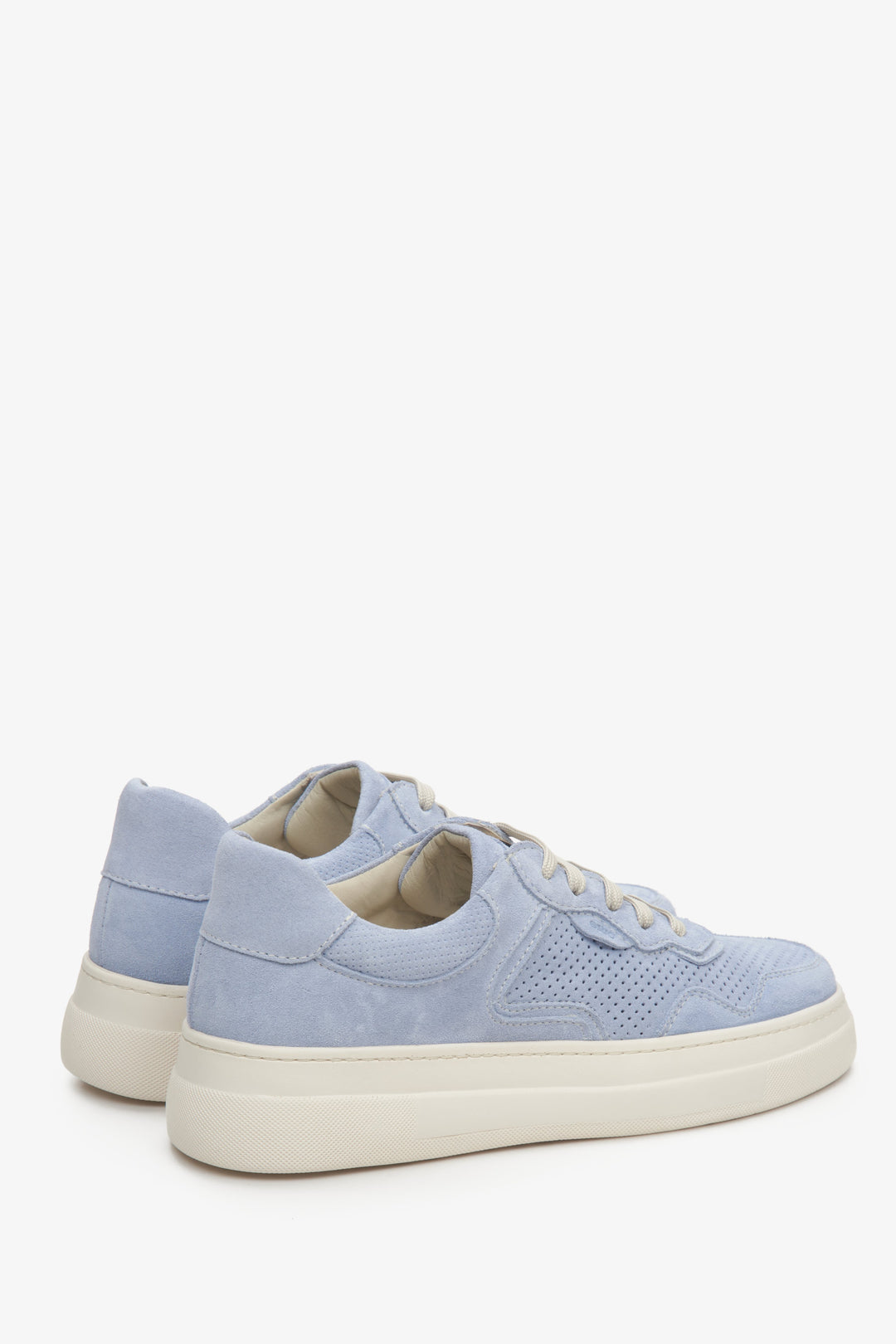 Women's suede sneakers in light blue Estro - close-up of the counter heel and side seam.