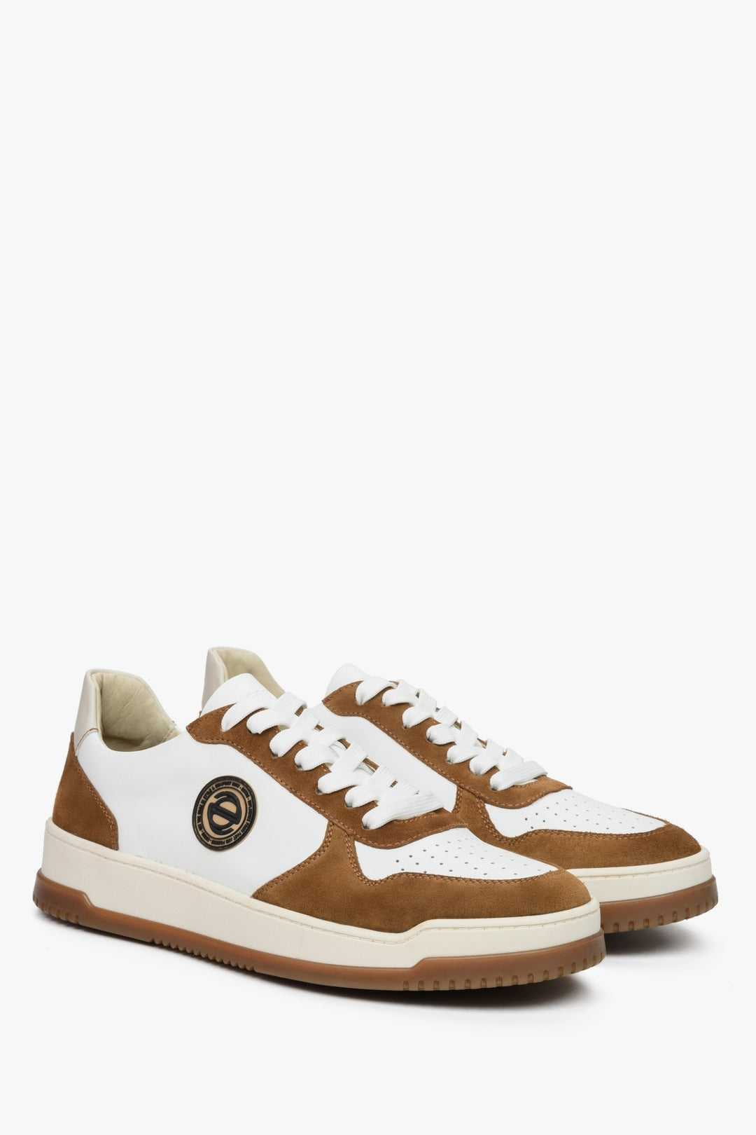 Men's suede and leather sneakers in brown and white by Estro.