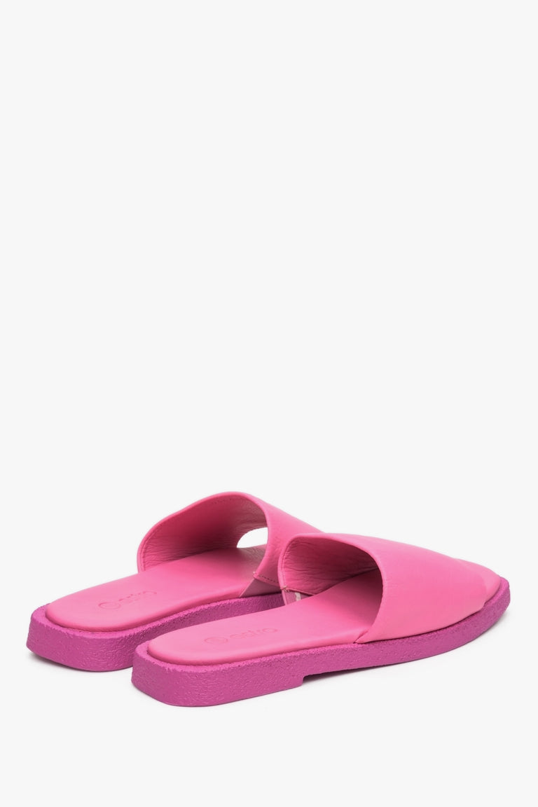 Women's pink Estro flat slides made of natural leather.