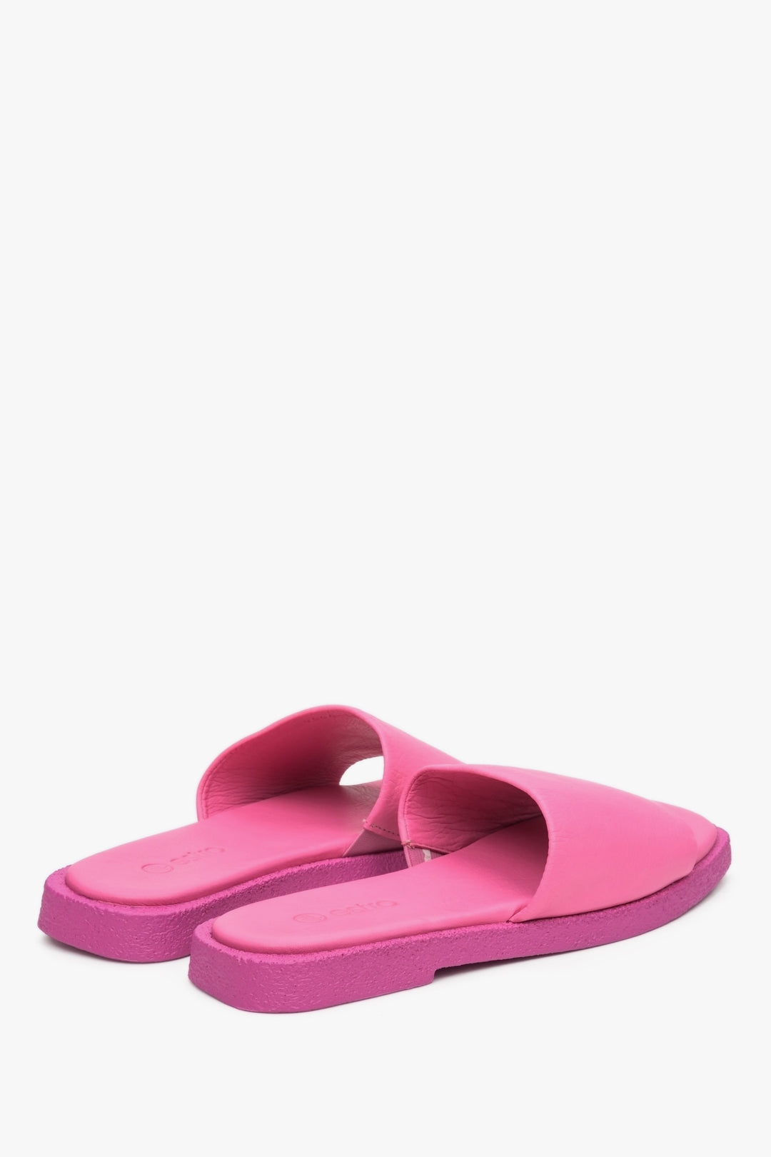 Women's pink Estro flat slides made of natural leather.