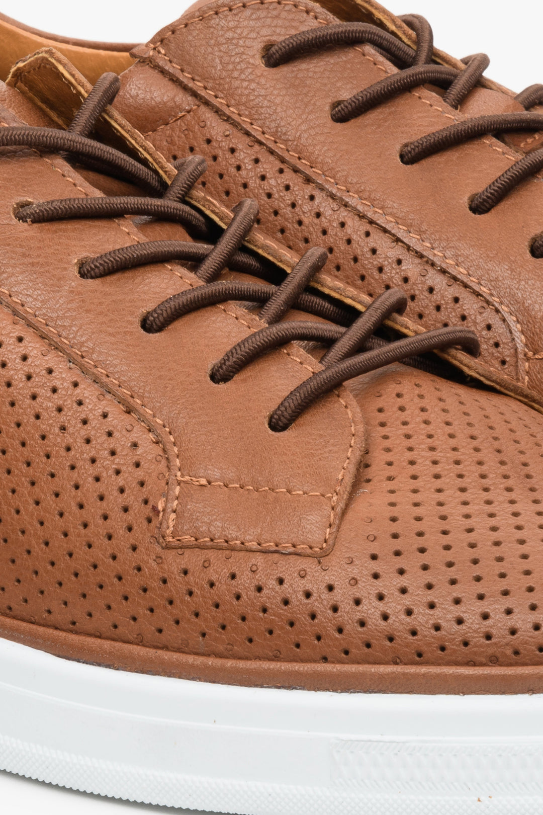 Estro men's sneakers in brown with perforations and lacing for summer - close-up on details.