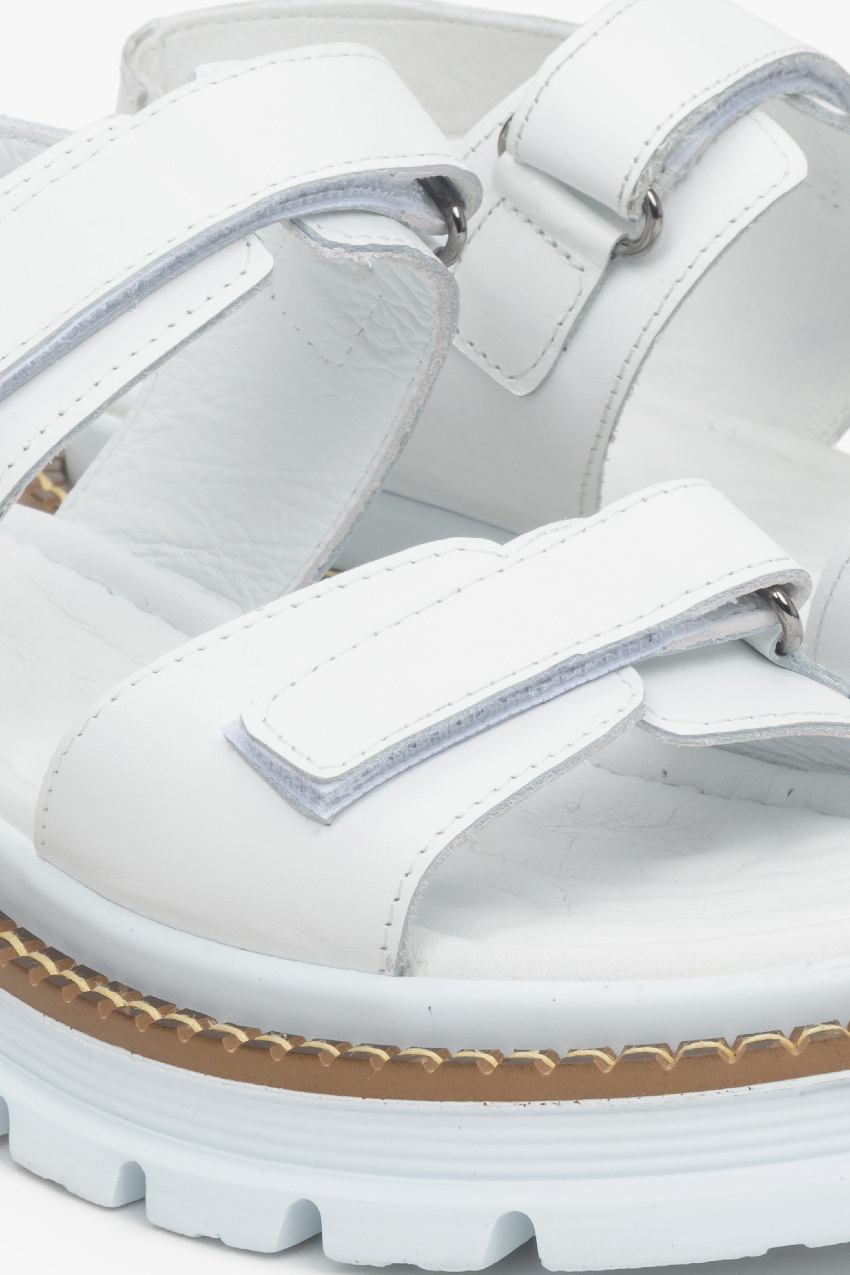 White women's Estro sandals in natural grain leather on a flexible platform - close-up of the fastening and reinforcement system.