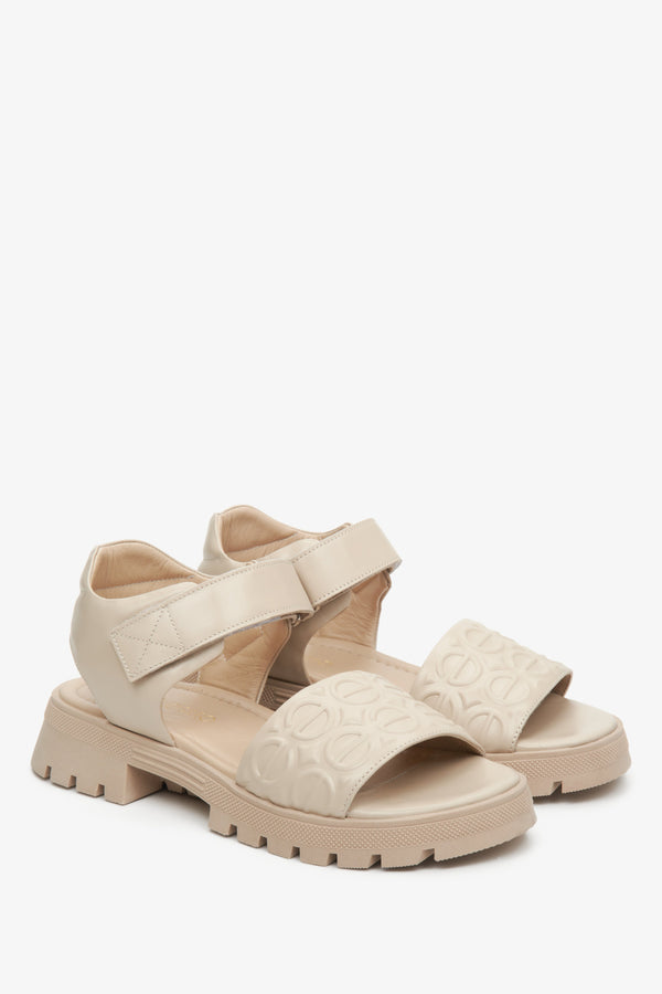 Beige women's leather sandals on an Estro elastic platform with hook-and-loop fastening.