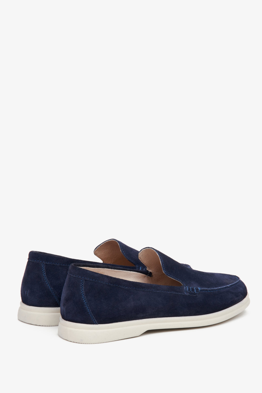 Estro men's natural velvet moccasins in navy blue - close-up of the heel and sideline of the shoes.