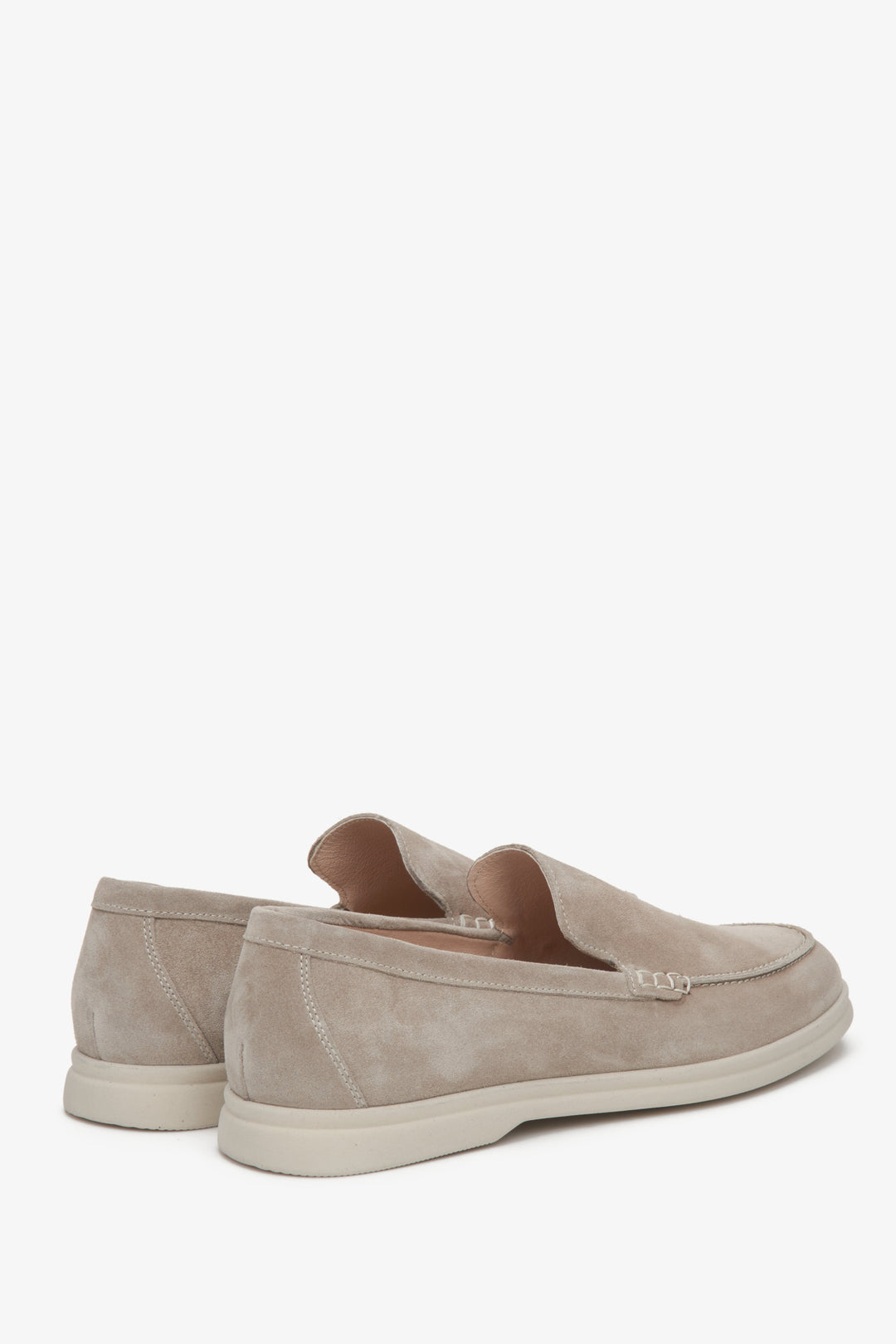 Estro men's natural velvet moccasins in beige - close-up of the heel and sideline of the shoes.