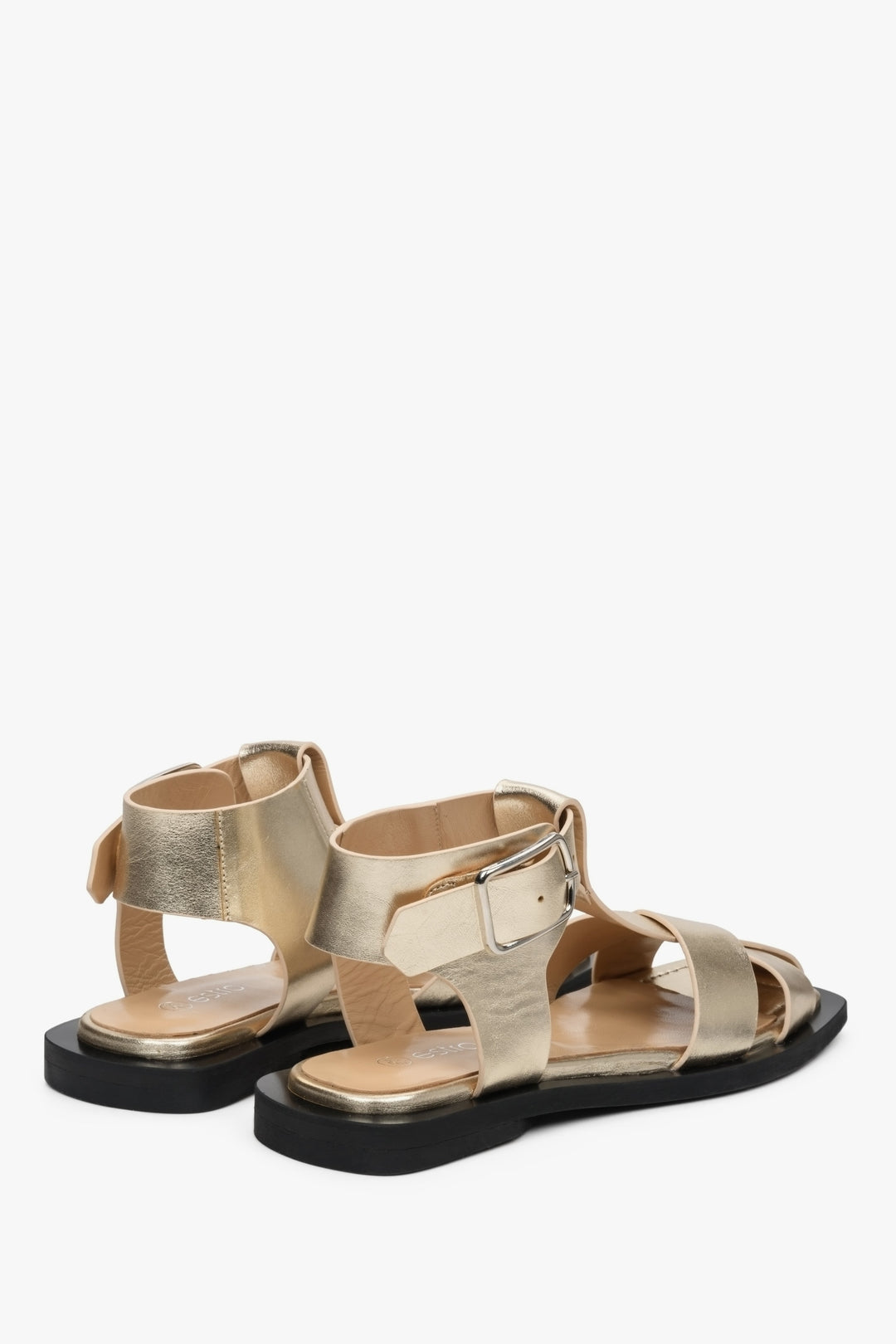 Women's natural leather sandals in gold color by Estro - presentation of the heel and side seam.