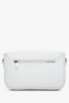 Women's leather handbag of Italian production Estro - presentation of the model in white on the back.