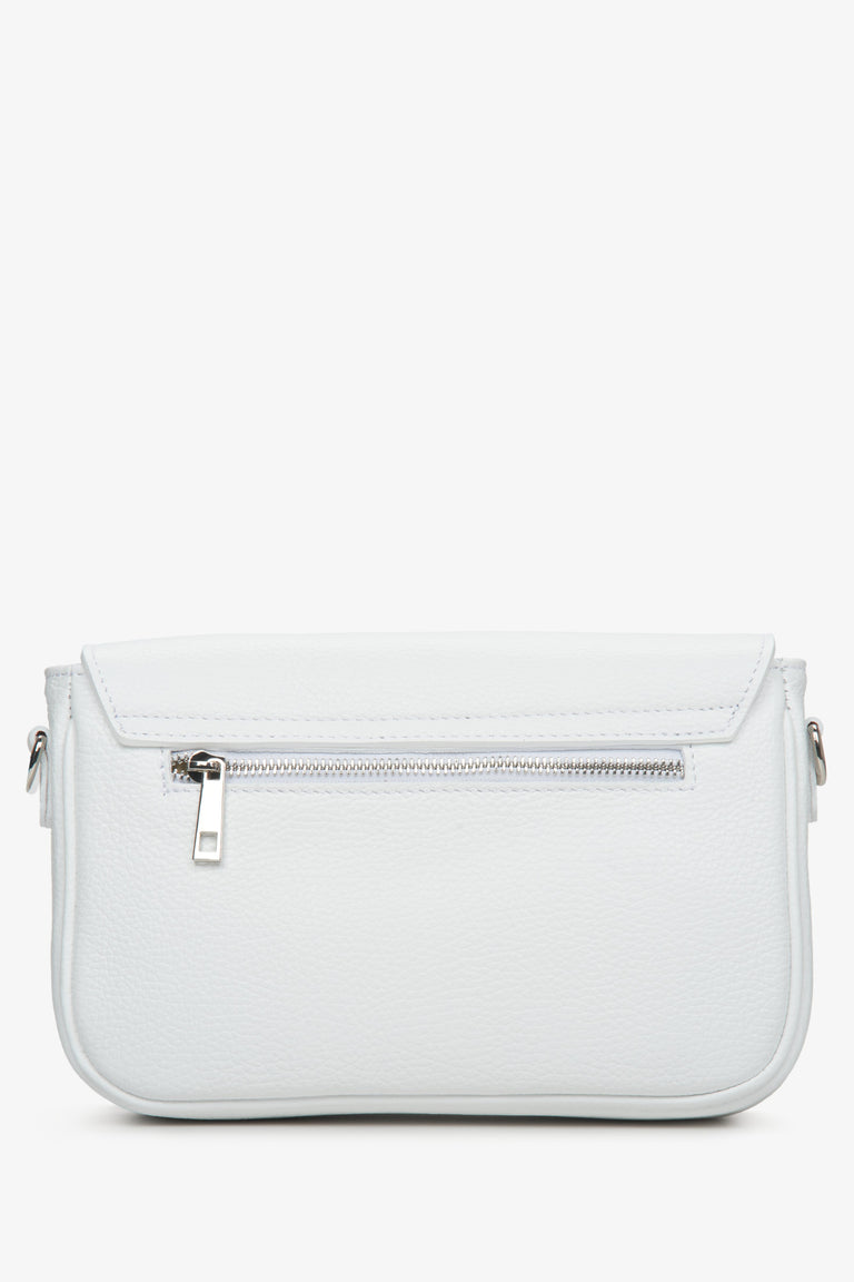 Women's leather handbag of Italian production Estro - presentation of the model in white on the back.