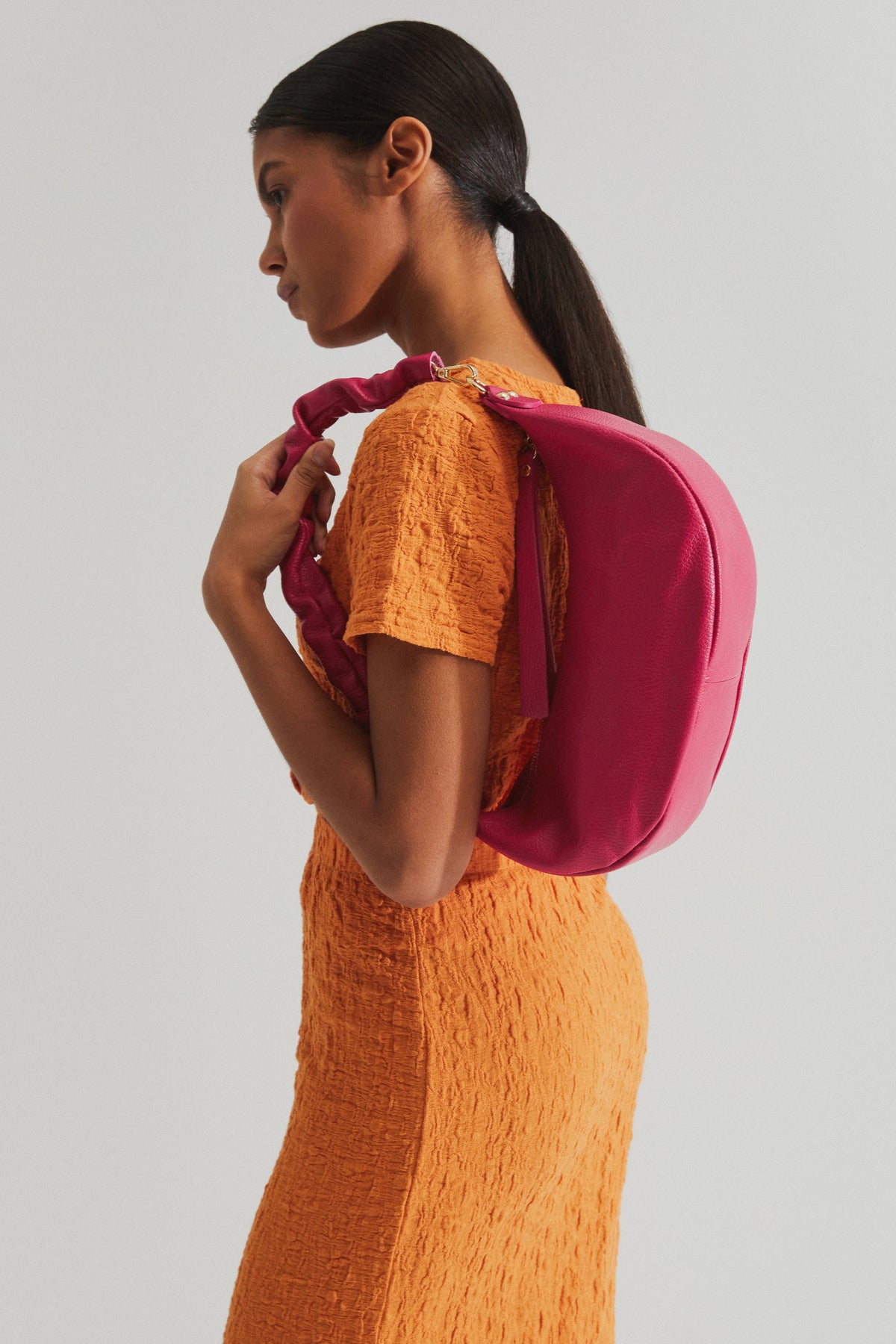 Women's pink leather bag by Estro - presentation on a model.