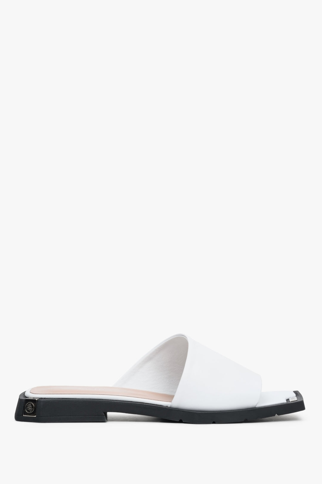 Women's flat mules for summer in white color Estro made of natural leather - presentation of the tip and sideline of the shoes.