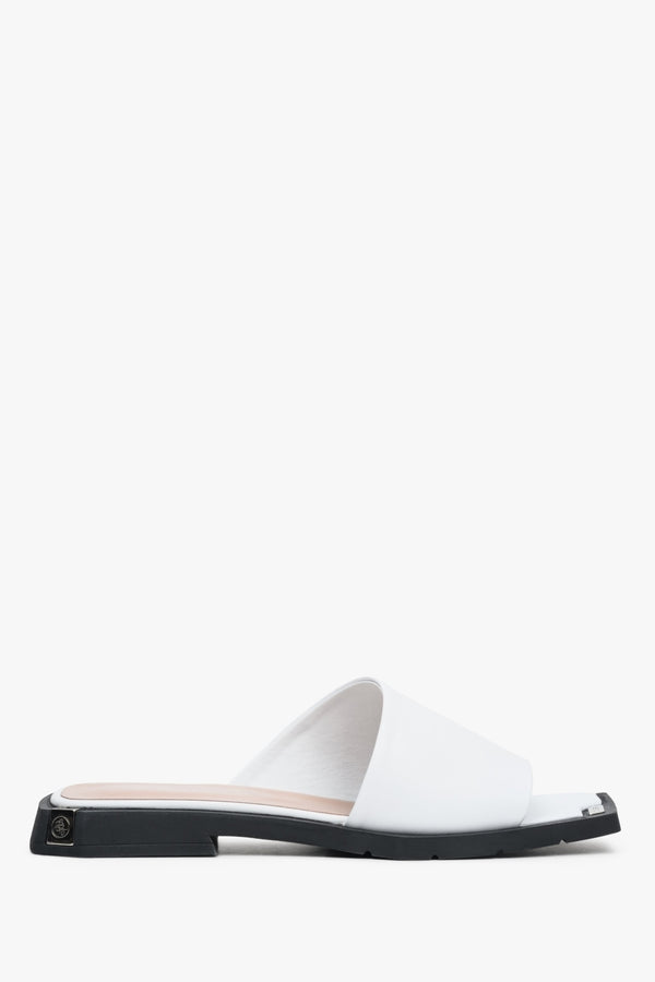 Women's flat mules for summer in white color Estro made of natural leather - presentation of the tip and sideline of the shoes.