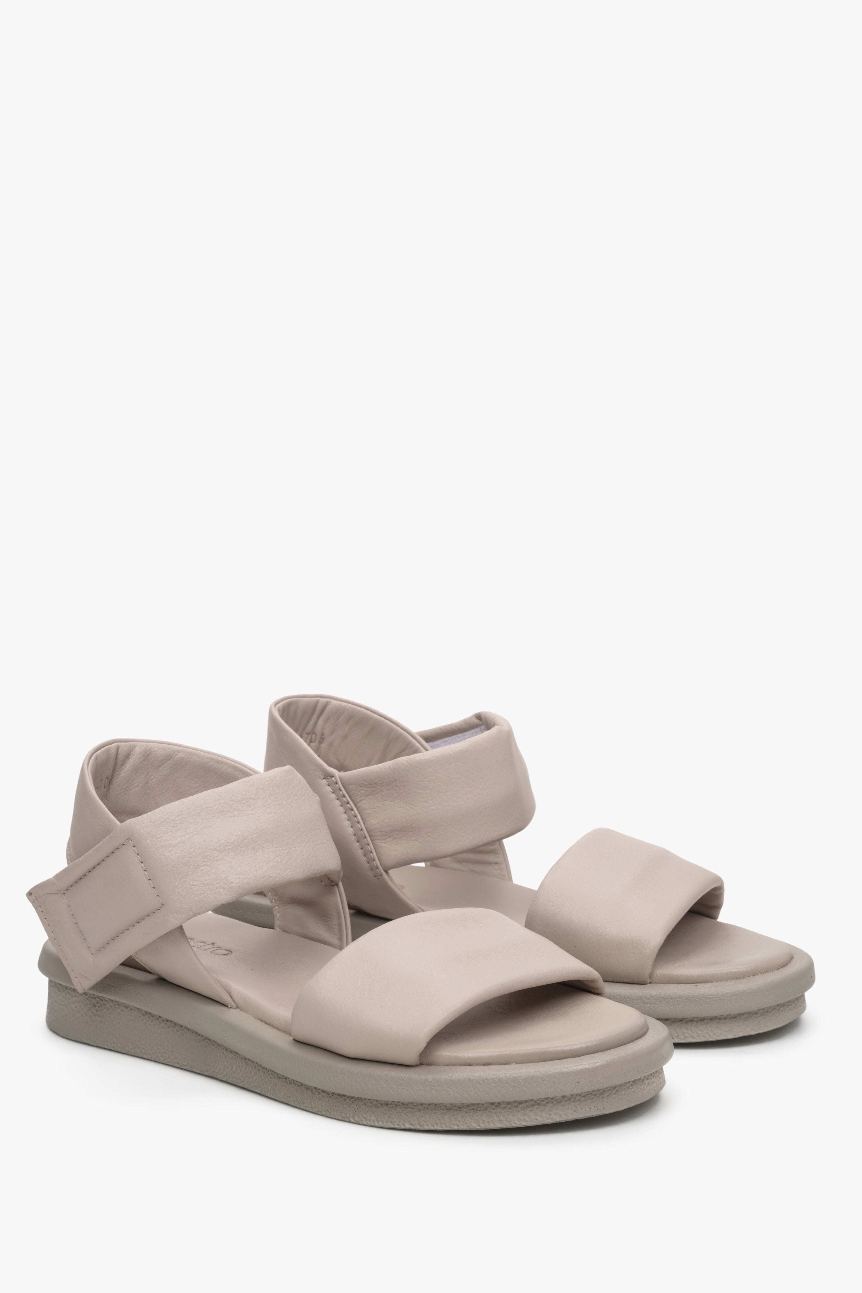 Leather beige women's sandals for summer by Estro - presentation of the back of the shoes.