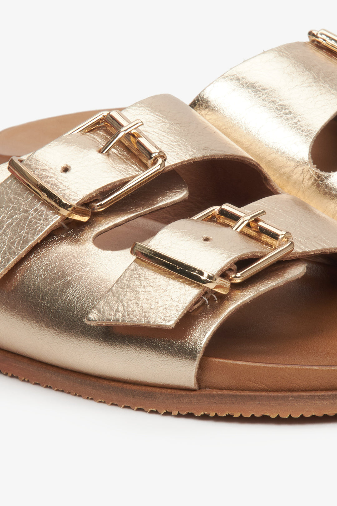 Women's slide sandals in gold Estro - close-up of details.