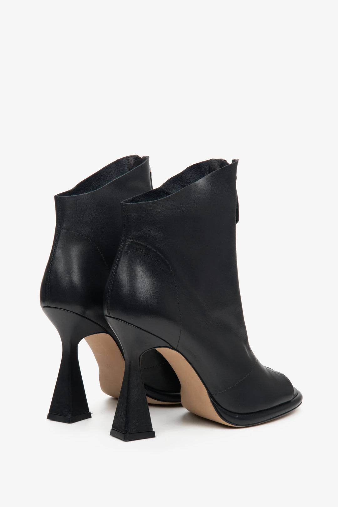 Women's leather open toe ankle boots for summer Estro in black - close-up of the back of the model.
