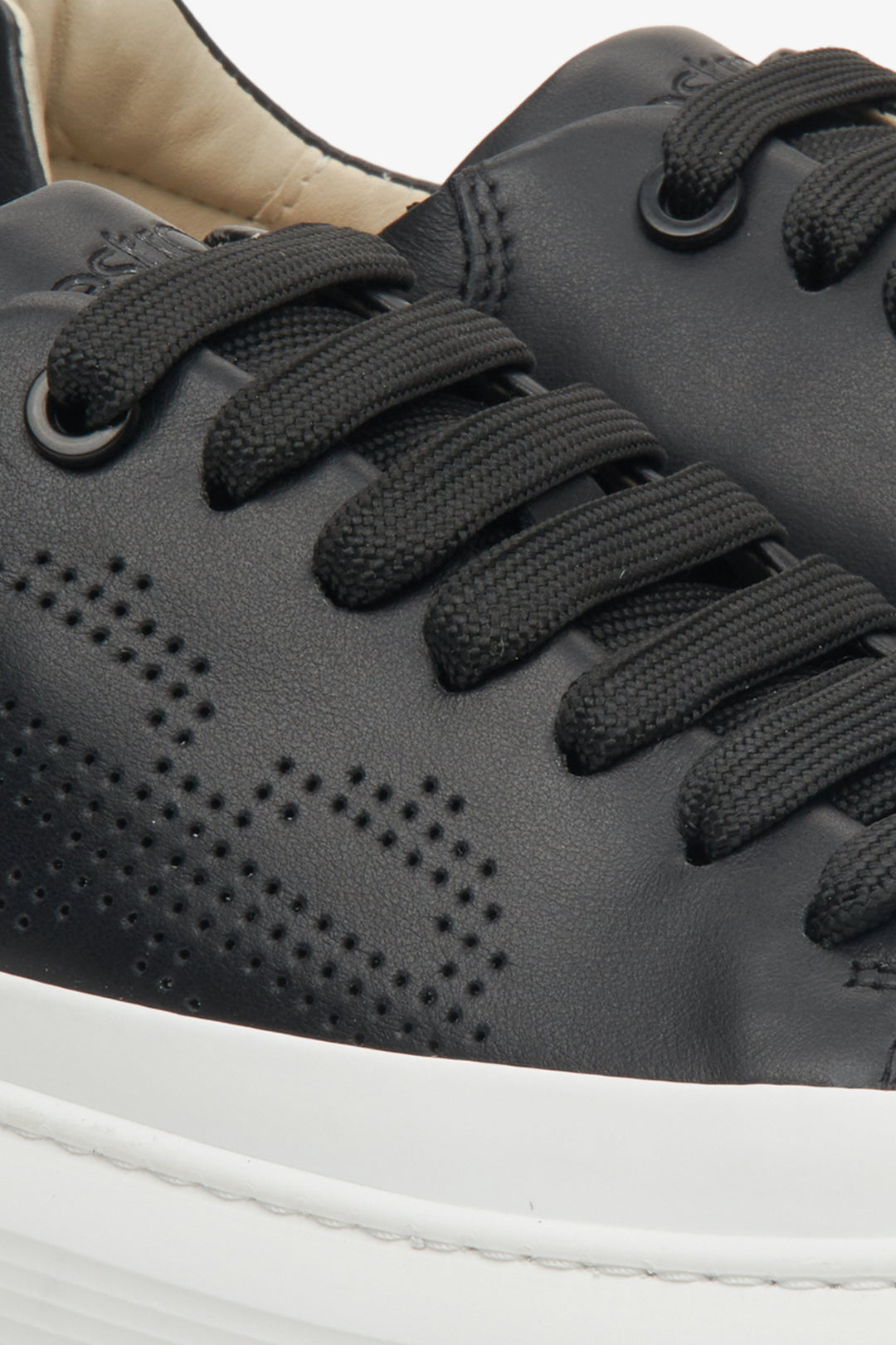 Women's black natural leather sneakers with Estro - close-up on the details.