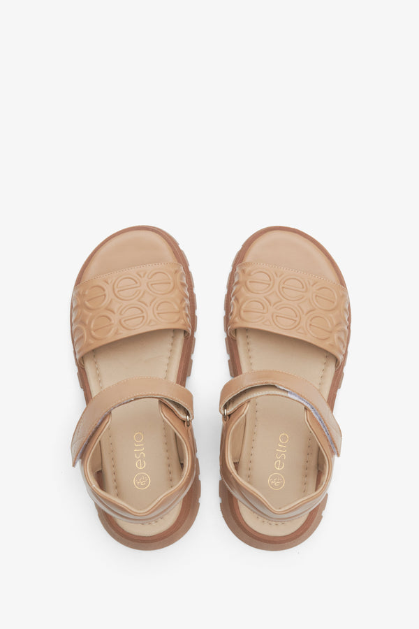 Women's leather sandals with hook-and-loop fastening in light brown Estro - presentation of the model from above.