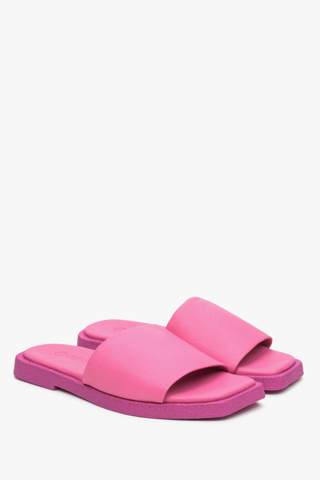 Women's pink slides made of Italian leather - presentation of the top and side seam of the shoes.