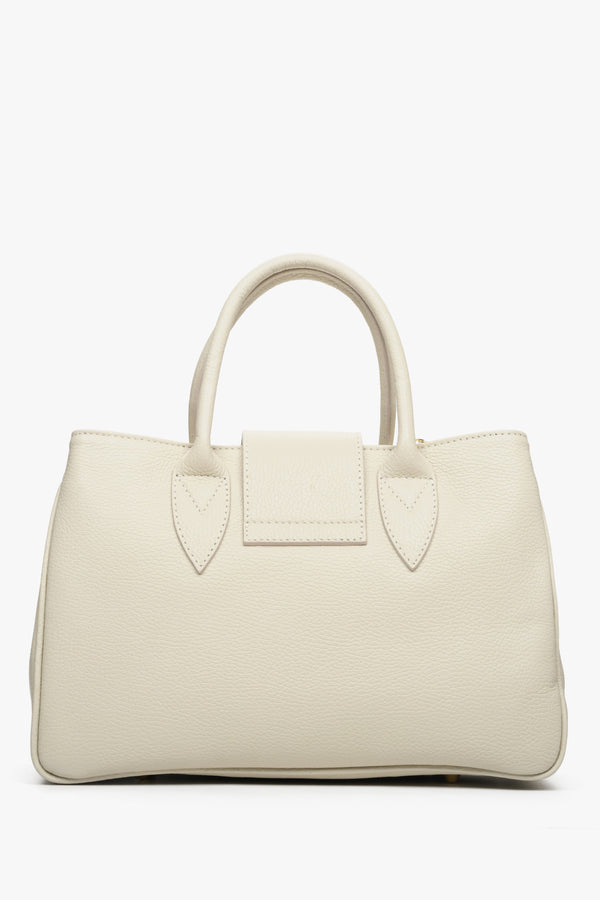 Handbag for women in light beige natural leather Estro - presentation of the back of the model.